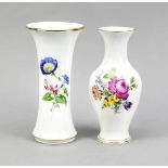 Zwei Vasen, Meissen, Marken 20. Jh., 1. u. 2. W., polychromer Dekor mit Blumenbouquet u.Streublumen,