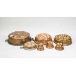 7-teiliges Kupferset, 19. Jh., Kuchen/Pastetenformen, Pfanne, bis D. 34 cm- - -22.69 % buyer's