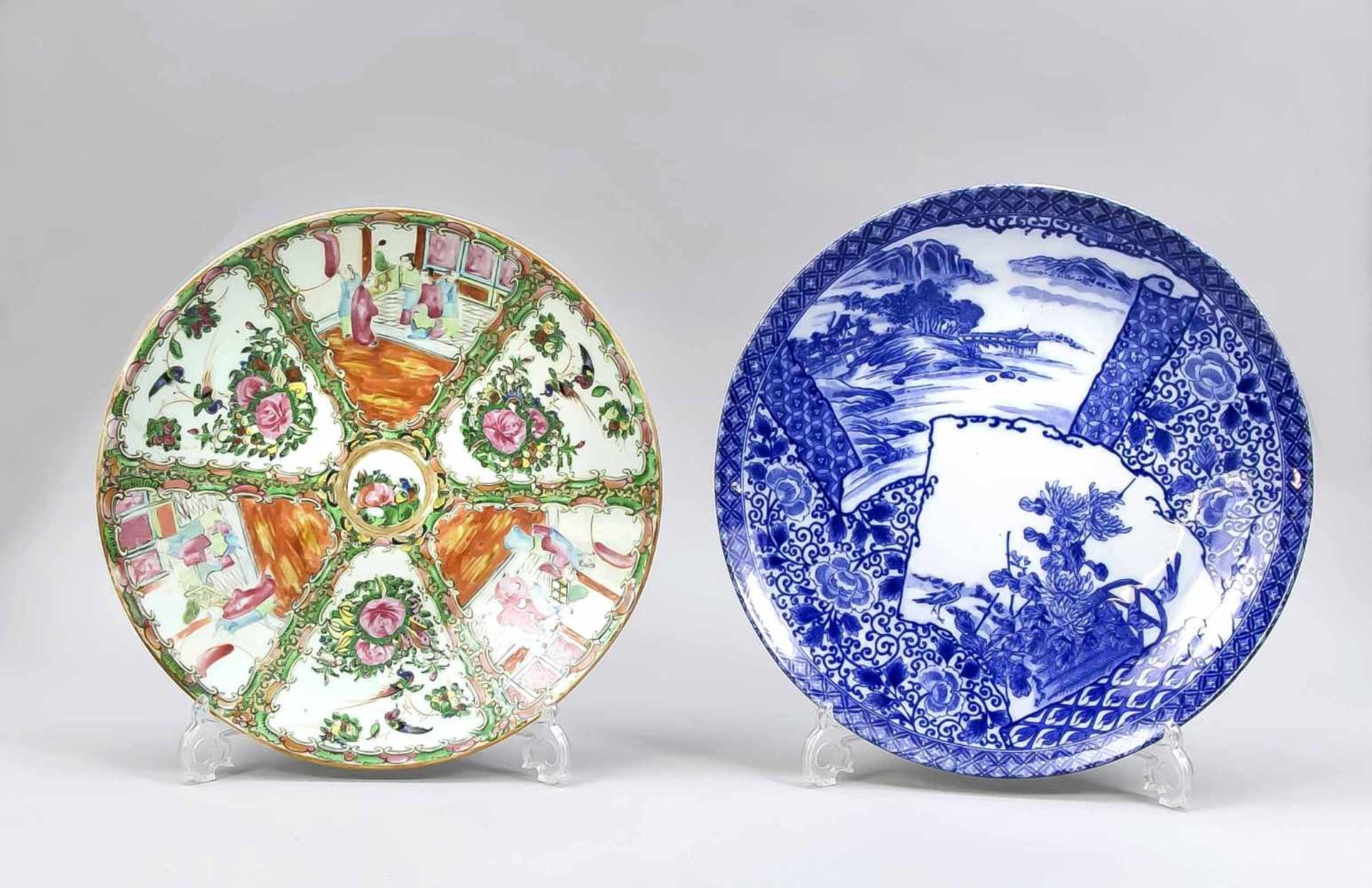 Japanisch-chinesisches Tellerkonvolut, um 1900. 1 x großer, flach gemuldeter Teller
