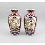 Paar Imari-Vasen, Japan, um 1900. Balusterförmiger Korpus unterteilt in 2 große und 2kleinere
