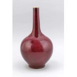 Ochsenblut-Vase, China, wohl 19. Jh. Bauchiger Korpus auf kräftigem, zylindrischenFußring. Der lange