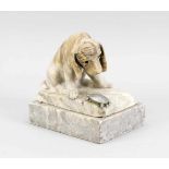 Anonymer Bildhauer um 1920, Hundewelpe eine Schildkröte beobachtend, Alabaster undWeißmetall,