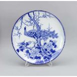 Blau-weißer Teller/Schale mit Pfau, China, 20. Jh., Fahnenunterseite mit Ranke, Unterseitemit
