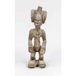 Stehende Figur, Luba/Kongo? Holz mit dunkler Patina. Um den Hals ein vernähtesLederamulett.