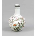 Famille-Rose Bodenvase, China, 20. Jh., Dekor mit einem Vogelpaar in einem blühendenPflaumenbaum,