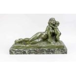 Claude Mirval, frz. Bildhauer 1. H. 20. Jh., liegende junge Frau von ihrem Kleinkindumarmt, grün