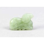 Jade-Widder, China, 19. Jh., kleine seladonfarbene Jade-Schnitzerei eines kauerndenWidders, ca. 3,