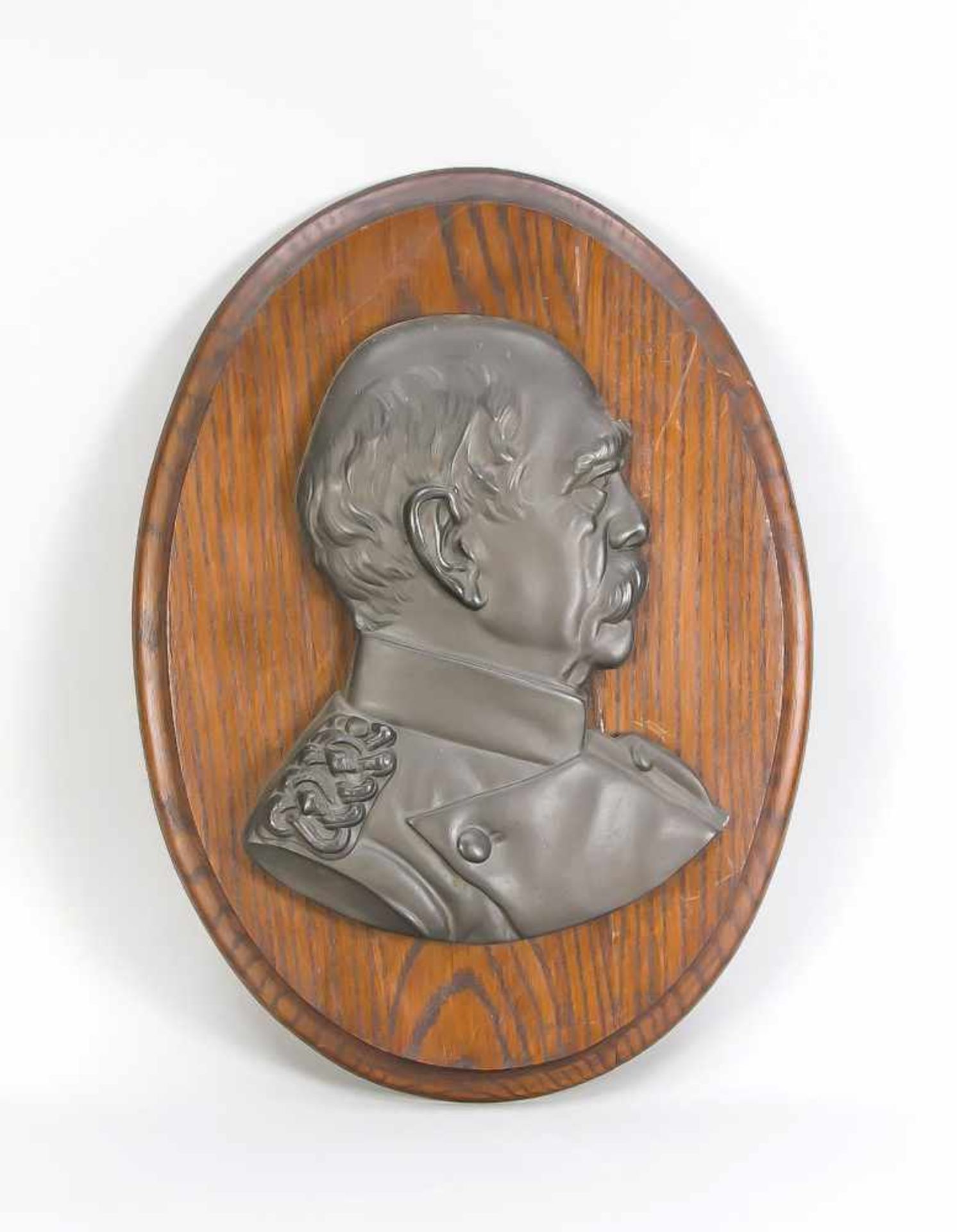 Patriotisches Relief um 1880, Profilportrait von Bismarck, Eisenguss über ovalerEichenholzplatte,