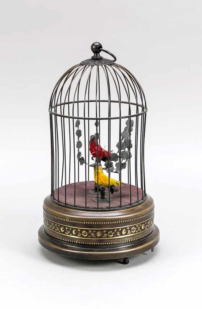 Singvogelautomat, 20. Jh., roter und gelber Vogel in Kuppelkäfig an Ring zum Aufhängen.Mit einem