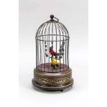 Singvogelautomat, 20. Jh., roter und gelber Vogel in Kuppelkäfig an Ring zum Aufhängen.Mit einem