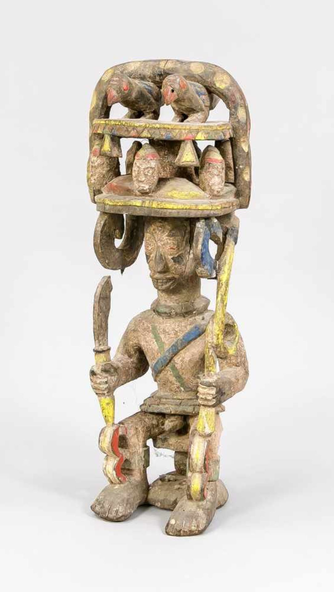 Figur eines Sitzenden mit Kopfaufsatz, Ikenga/Igbo, Nigeria. Holz, z.T. polychromstaffiert.