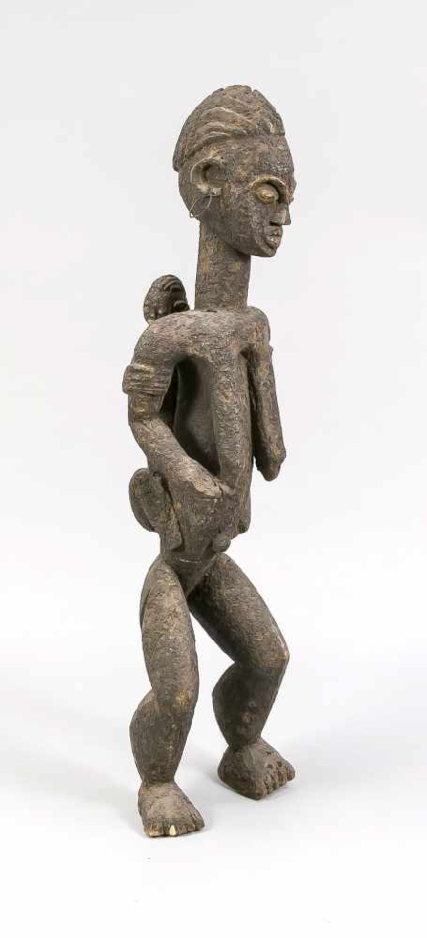 Große stehende weibliche Figur mit Kind auf dem Rücken, wohl Westafrika. Holz mit einererhabenen,