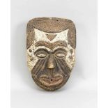 Maske mit Stirnfalten, Westafrika. Holz, partiell gedunkelt und mit Kaolinfassung. Auf derStirn