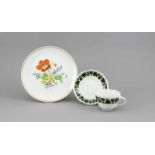 Teller und Kaffeetasse mit UT, Meissen, nach 1950, 2. W., Wandteller, glatte Form,polychrom