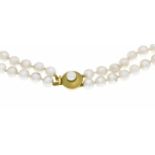 Akoya-Collier mit Kastenschließe GG 750/000, D. 13,5 mm, cremeweiße Akoyaperlen 7 mm,zweireihig, ,