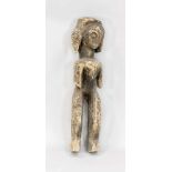 Stehende Figur, wohl der Mumuye, Westafrika. Holz mit dunkel eingefärbter Oberfläche.Stand unsicher,