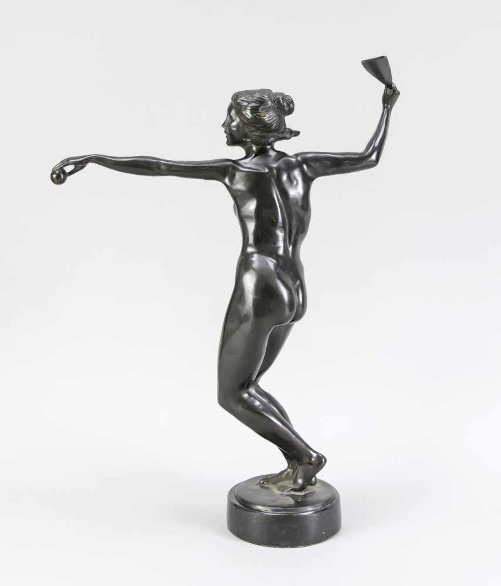 Emil Cauer (1867-1946), nackte Schlagballspielerin, dunkel patinierte Bronze, im Standsign., auf - Bild 2 aus 2