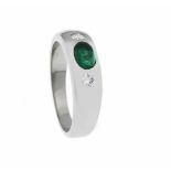 Smaragd-Brillant-Ring GG 750/000 mit einem ovalen Smaragdcabochon 5 x 4 mm in sehr guterFarbe und