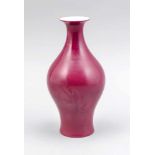 Monochrome Vase, China, 20. Jh. Bauchige Form mit Trompetenhals. Außenwandung mitpurpurner Glasur,