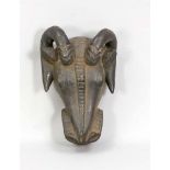 Maske in Form eines Rinderschädels mit Hörnern, wohl Nigeria. Gedunkeltes Holz, H. 41 cm- - -22.69 %