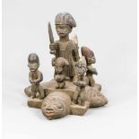 Figurengruppe der Yoruba, Westafrika. Holz gefasst und z.T. polychrom staffiert. ImZentrum wohl