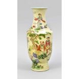 Famille-Rose Vase, China, 20. Jh. Leicht geschultert mit weitem Hals und ausgestelltemLippenrand.