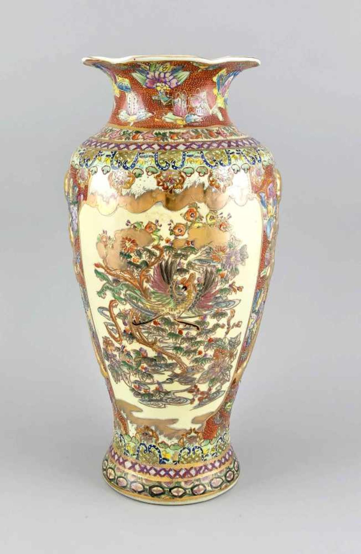 Phönix-Vase, China, Mitte 20. Jh., geschulterte Form mit gelapptem Lippenrand, Korpusunterteilt in 2