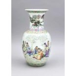 Famille-Rose Vase, China, 1. H. 20. Jh. Bauchiger, leicht geschulterter Korpus mit