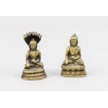 Paar kleine Buddhas, China/Tibet, Mitte 20. Jh., Bronze, 1 x im Padmasana auf Lotosthron(H. 5,5 cm),