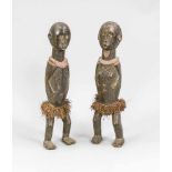 Mann und Frau, Kongo. Dunkles Holz, z.T. gefasst, Bast. H. 69 cm- - -22.69 % buyer's premium on