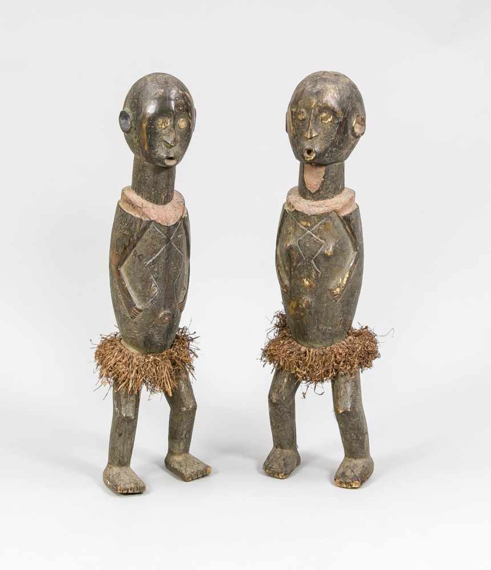 Mann und Frau, Kongo. Dunkles Holz, z.T. gefasst, Bast. H. 69 cm- - -22.69 % buyer's premium on