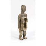 Stehende Figur mit Bauchvertiefung, wohl Westafrika. Holz mit dunkler Fassung.Geometrische