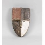 Maske in Schildform, Westafrika, polychrom staffiertes Holz. Minimalistisch-