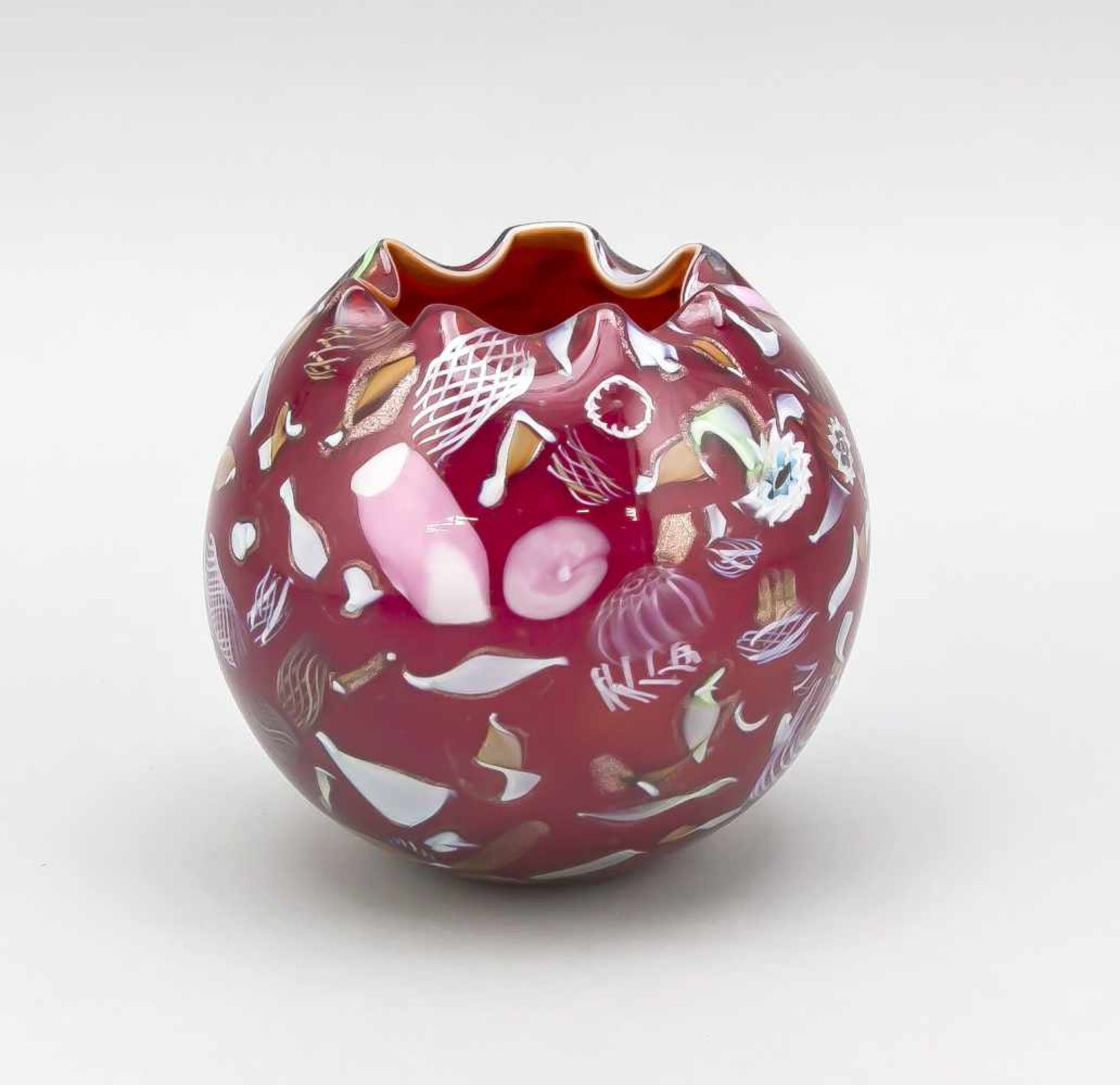 Vase, Italien, 2. H. 20. Jh., Murano, Kugelform, rote Glas mit polychromem Einschmelzungenin Form