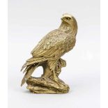 Figur eines Falken, China, 20. Jh., Bronze. Auf einem naturalistischen Ast-Sockel sitzend,den Kopf