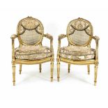 Paar elegante Damensalon-Armlehnensessel, 19. Jh., Holz geschnitzt und vergoldet, Sitz undRücken mit