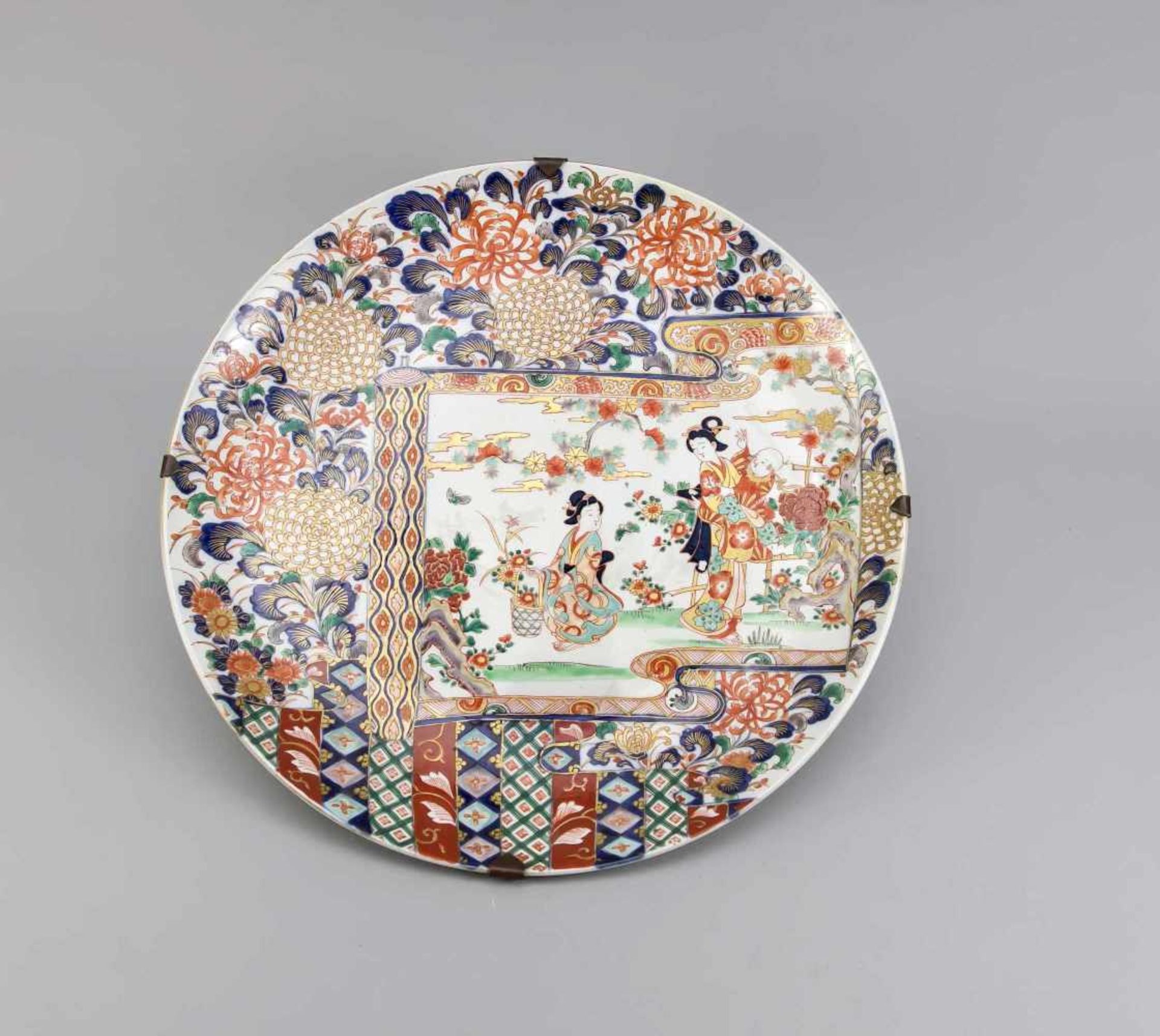 Großer Imari-Teller, Japan, wohl 1. H. 18. Jh., im Spiegel eine Bildrolle mit einer