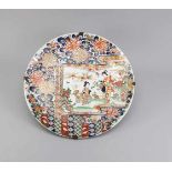 Großer Imari-Teller, Japan, wohl 1. H. 18. Jh., im Spiegel eine Bildrolle mit einer