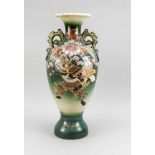 Große Satsuma-Vase mit figürlichem Dekor, Japan, 1. H. 20. Jh., geschulterte Form mitgelapptem
