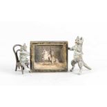 Wiener Bronze, 20. Jh., zwei Katzen, ein Gemälde (Druck) eines steigenden Pferdespräsentierend,