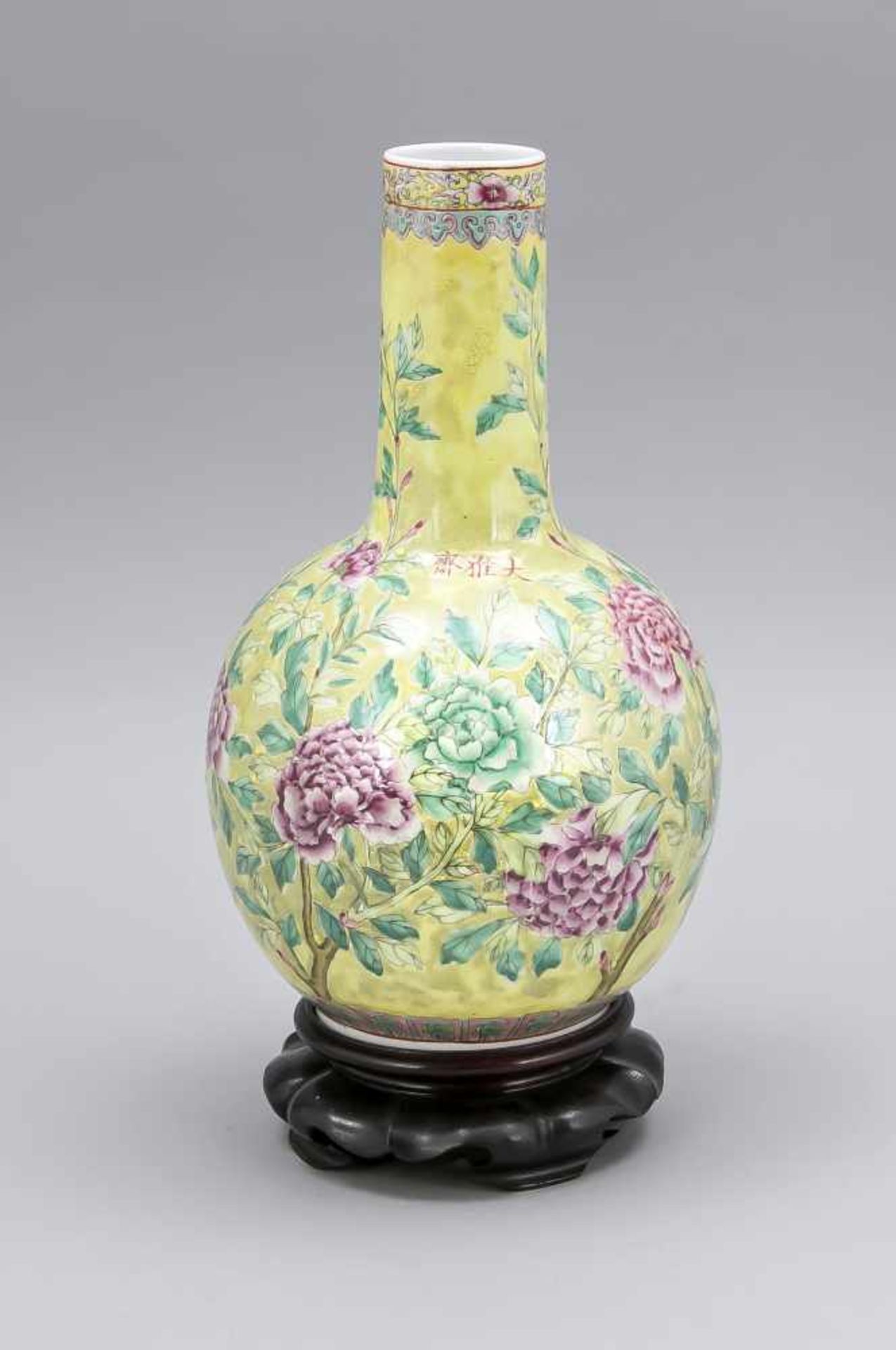 Gelbgrundige Famille-Rose-Vase, China (Macao), um 1970. Umlaufender Dekor mitPfingstrosen, unter dem