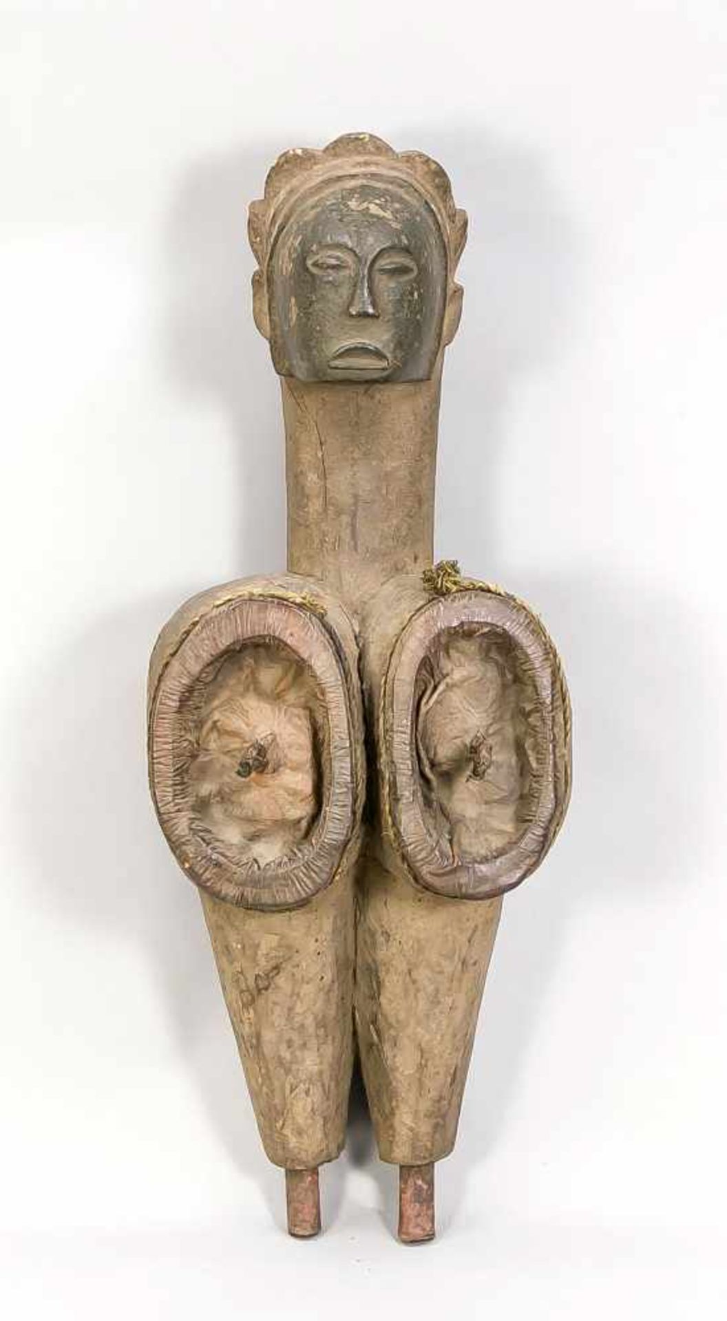 Figur einer Frau mit Lederbrüsten, Elfenbeinküste. Dunkles Hartholz, Leder und Eisen.Stark
