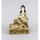 Satsuma-Geisha, Japan, Mitte 20. Jh., reich geschmücktes Gewand mit erhaben aufgetragenerEmaille und