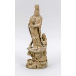 Figur einer stehenden Guanyin, China, um 1900. Sandelholz? ungefasst. Auf einemnaturalistischen