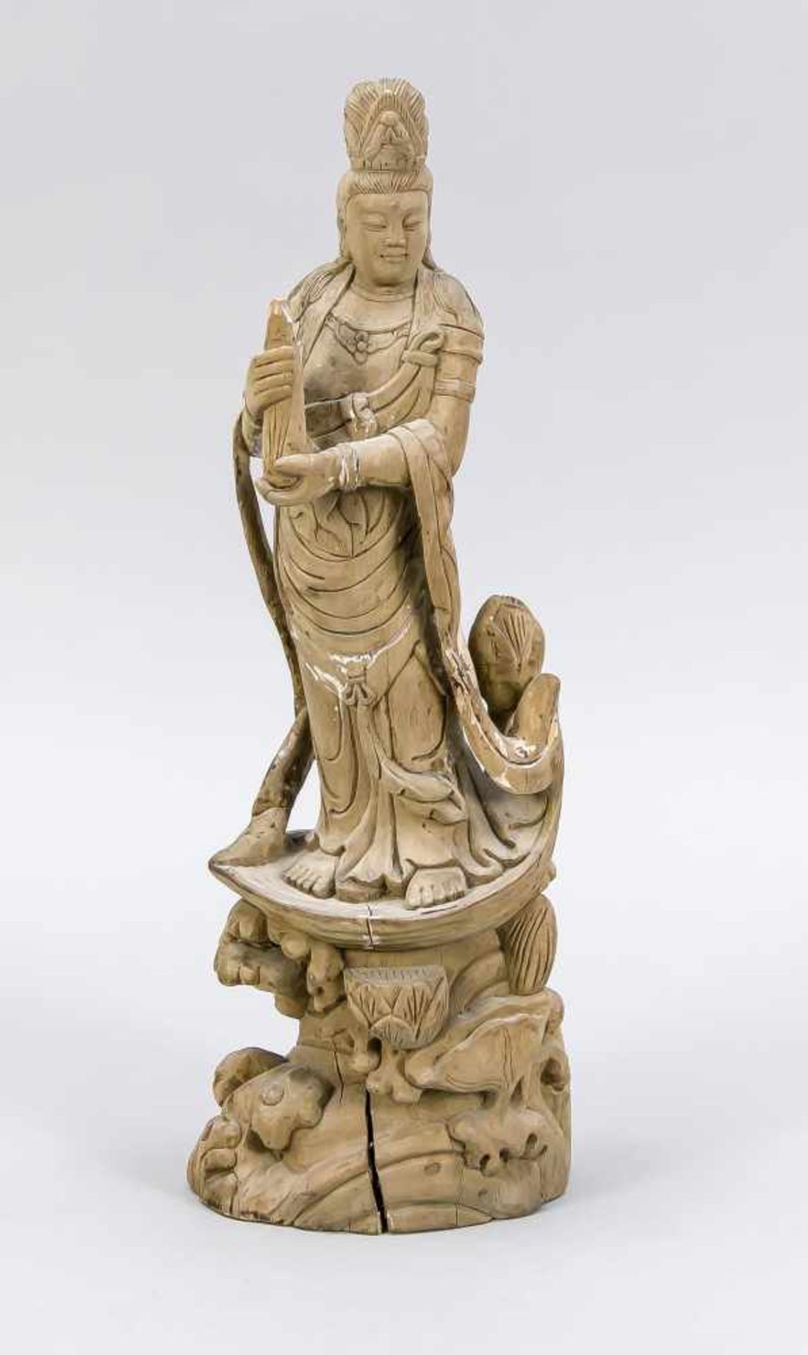 Figur einer stehenden Guanyin, China, um 1900. Sandelholz? ungefasst. Auf einemnaturalistischen