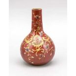 Vase, 20. Jh., runder Stand, Kugelkorpus mit schlankem Hals, rotes Lithyalinglas, mitGoldstaffage (