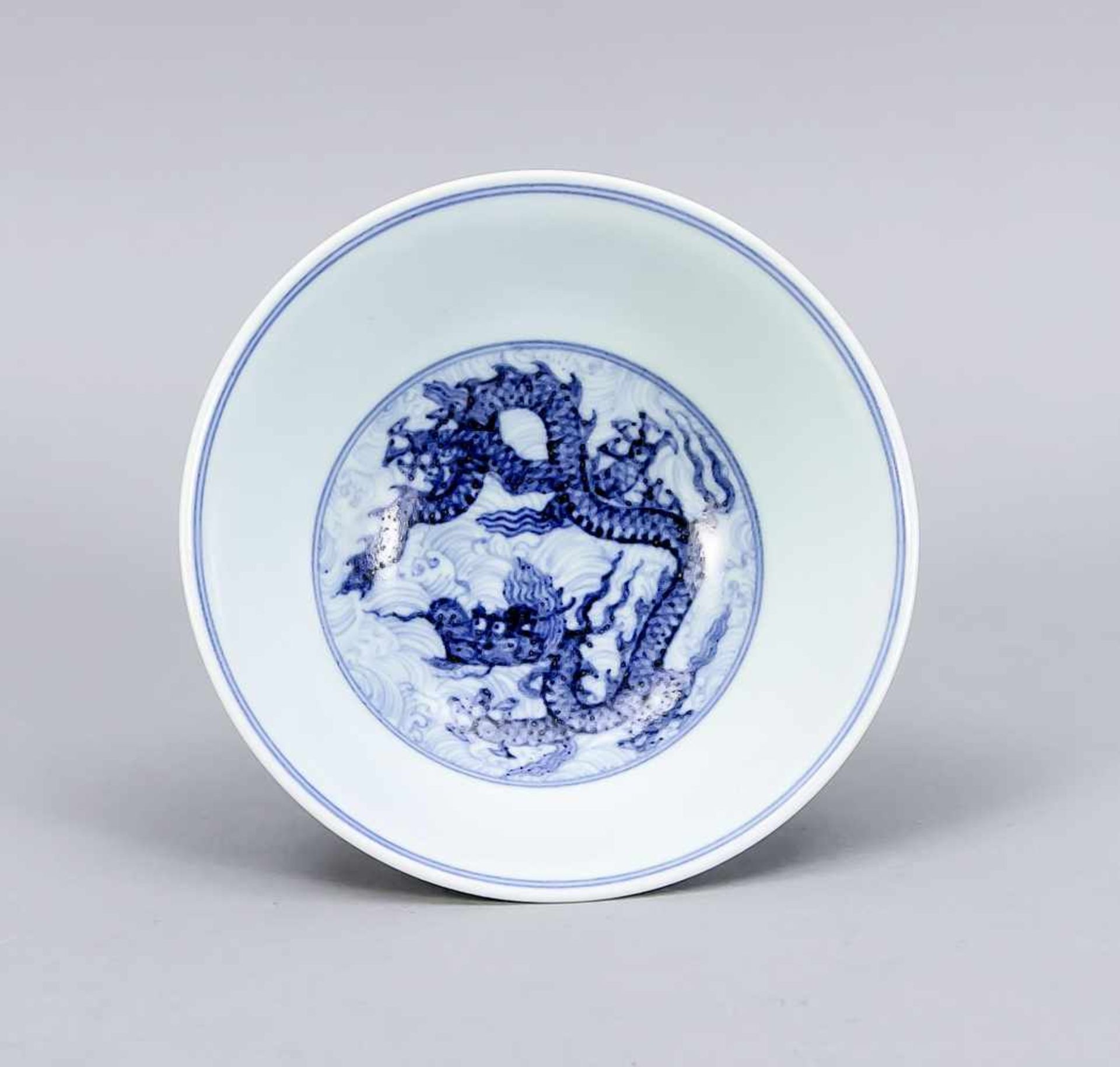 Drachen-Fußschale, China, 19. Jh.? Dekor in Kobaltblau, im Spiegel mit einem Drachen vorstilisierten - Bild 2 aus 3