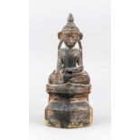 Buddha, wohl Tibet, 19. Jh. oder früher?, Holz mit dunkler Patina und Resten vonVergoldung. Im
