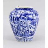 Ingwertopf/Vase, Japan, 19. Jh., gerippte Wandung. Umlaufend dekoriert in Unterglasur-Blaumit 2