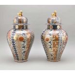 Paar große Gold-Imari Deckelvasen, Japan, Ende 19./Anfang 20. Jh. Stiltypischer Dekor